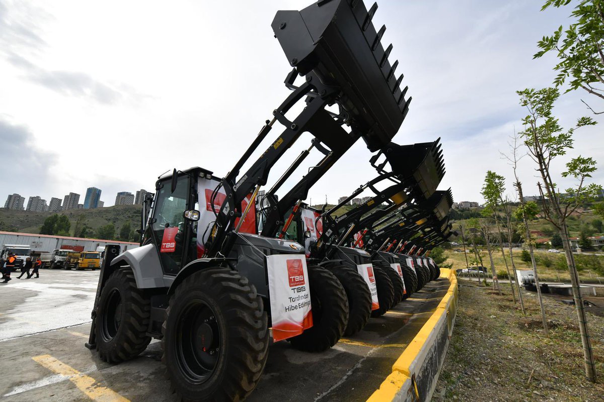 Türkiye Belediyeler Birliği Başkan Vekilimiz Zeydan Karalar’ın ev sahipliği yaptığı TBB Araç Teslim Töreni’nde, 59 belediyeye hibe edilen araçlardan biri de Edirne Belediyesi’ne tahsis edildi.

Kaynakların adil ve hakkaniyetli dağıtımına öncülük eden, yerel yönetimlerde