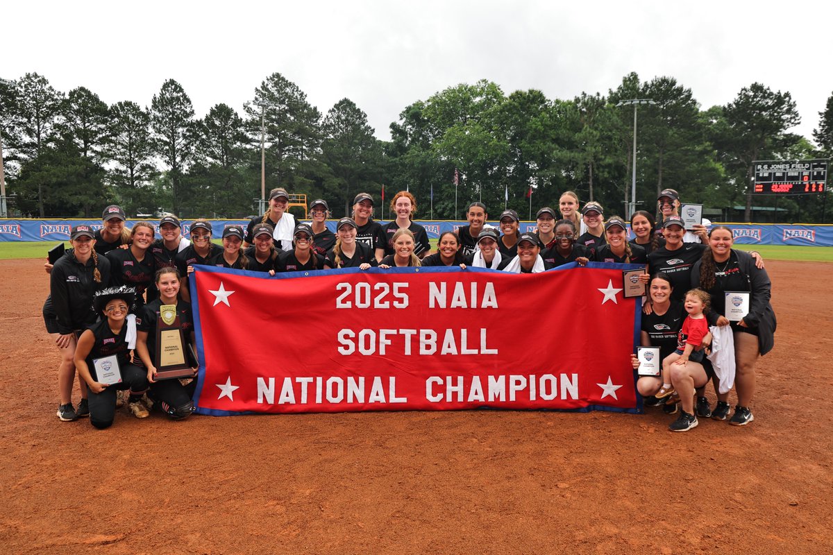 NAIA's tweet image. 🥎
@SOURaiders win six consecutive games at the #NAIASoftball World Series after dropping their first on day one to win the #BattleForTheRedBanner in Columbus against @ocustars, 6-3!

Recap the action, All-Tournament team, and the updated bracket! --&amp;gt; naia.prestosports.com/x/jffpa…