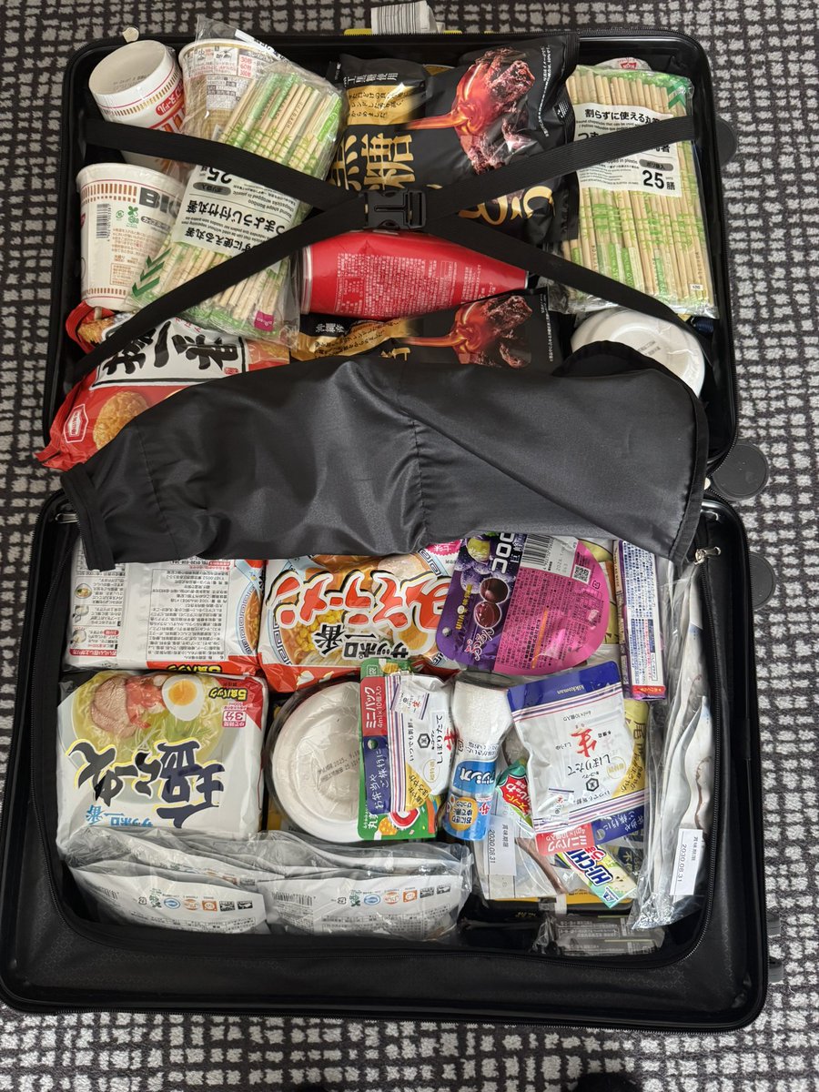unkochan1234567's tweet photo. フランスついたぞ！
闘志がみなぎっている
期待してくれ！
飯もしこたま持ってきた！
準備万端や！ https://t.co/IWqw4C0xYf