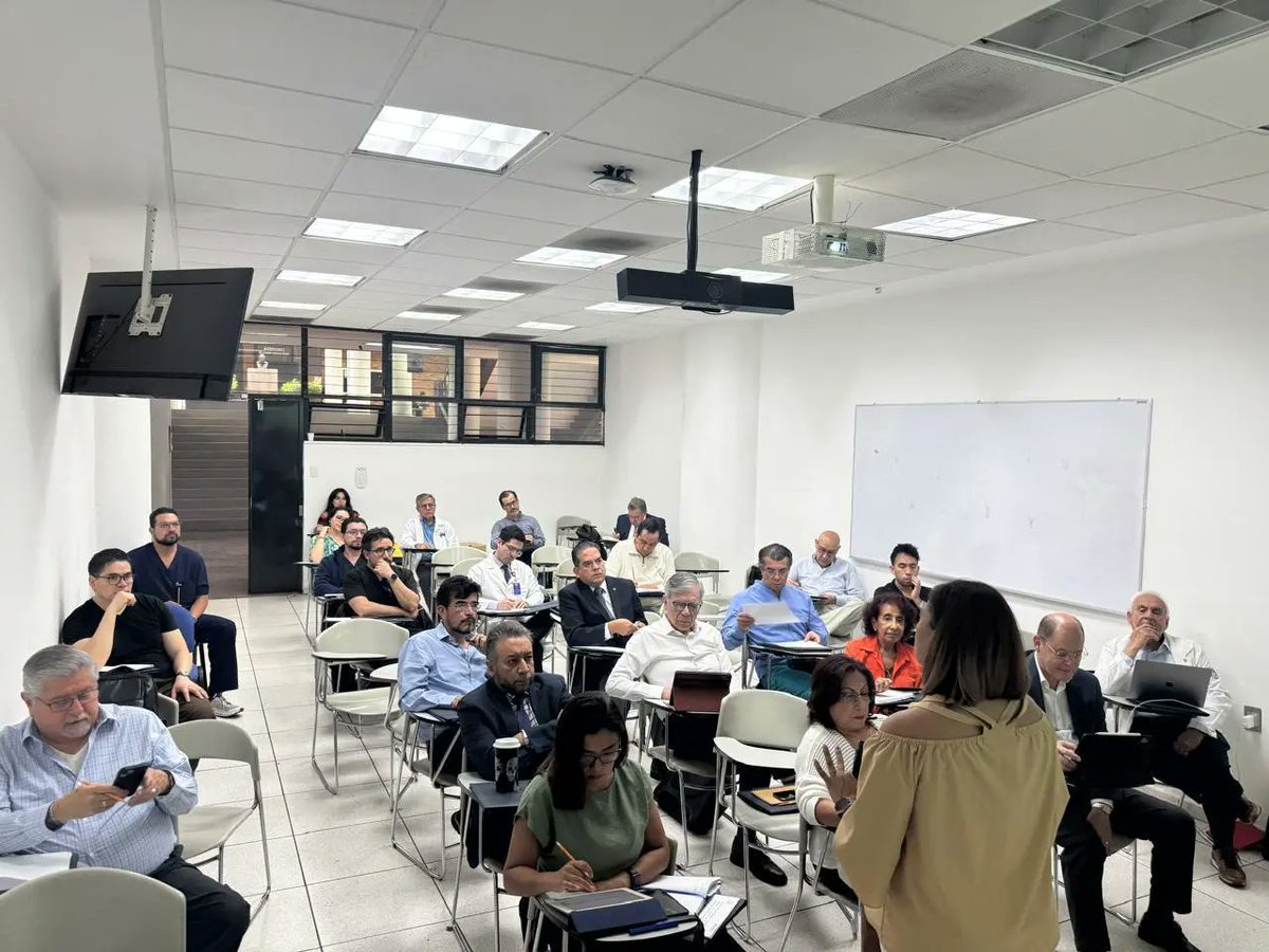 FacMedicinaUNAM's tweet photo. 🩺El Departamento de @cirugiaUNAM en conjunto con @secissfacmed organizaron el curso-taller intensivo de formación y actualización docente con el compromiso de fortalecer la calidad educativa y consolidar la excelencia en la enseñanza. #GacetaFacMed https://t.co/iZlVthjHIu https://t.co/AJTWfMRuzn