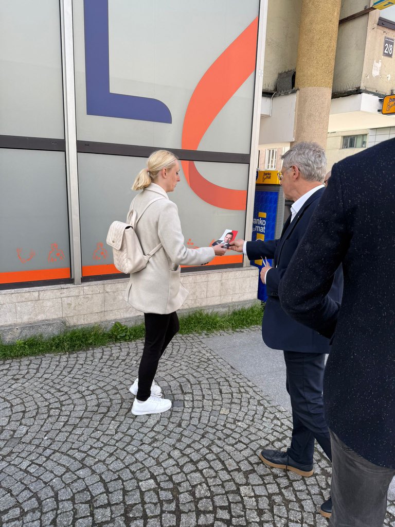 Rozdaliśmy dzisiaj  w Olsztynie kilkaset gazetek i ponad  750 ulotek. Do zmiany swoich preferencji wyborczych przekonaliśmy conajmniej  kilkanaście osób. W poniedziałek obudzimy się w Polsce, w której nie będziemy się musieli wstydzić Prezydenta, #Trzaskowski2025
#WygraCałaPolska