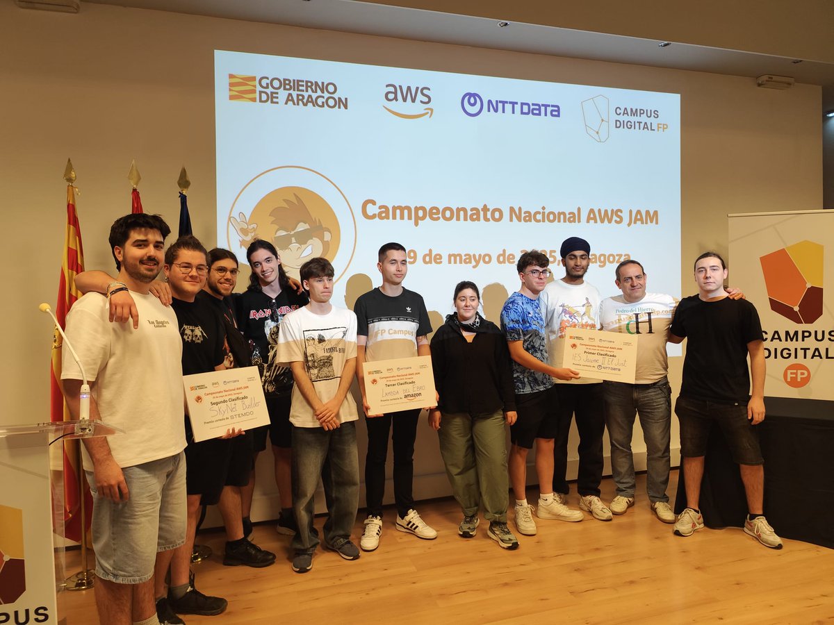 AlvaroAmpa's tweet photo. Tenim més fotos del nostre equip participant al campionat nacional  AWS JAM celebrat a Zaragoza.
Enhorabona equip Skynet Builder!!! ENHORABONA EQUIP ÁLVARO FALOMIR!! https://t.co/azvKZhlLWa