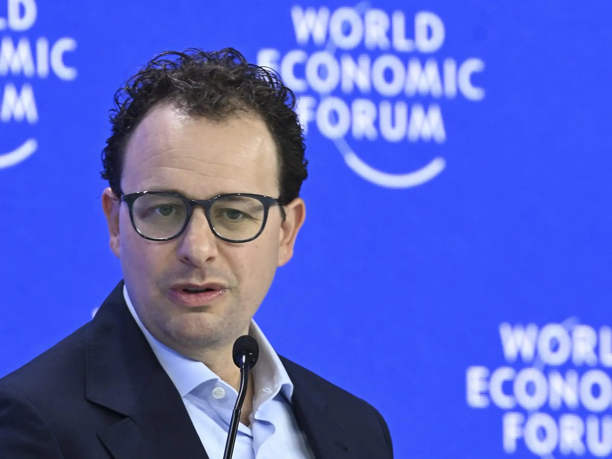 🚨IA Y UNA MASACRE EN EL MERCADO LABORAL

Dario Amodei, CEO of Anthropic, empresa detrás de la IA Claude, alarma sobre el futuro cercano.

🩸"A white-collar bloodbath": una purga de oficinistas, una masacre corporativa, un baño de sangre en trabajadores de oficina.

—Aumento del