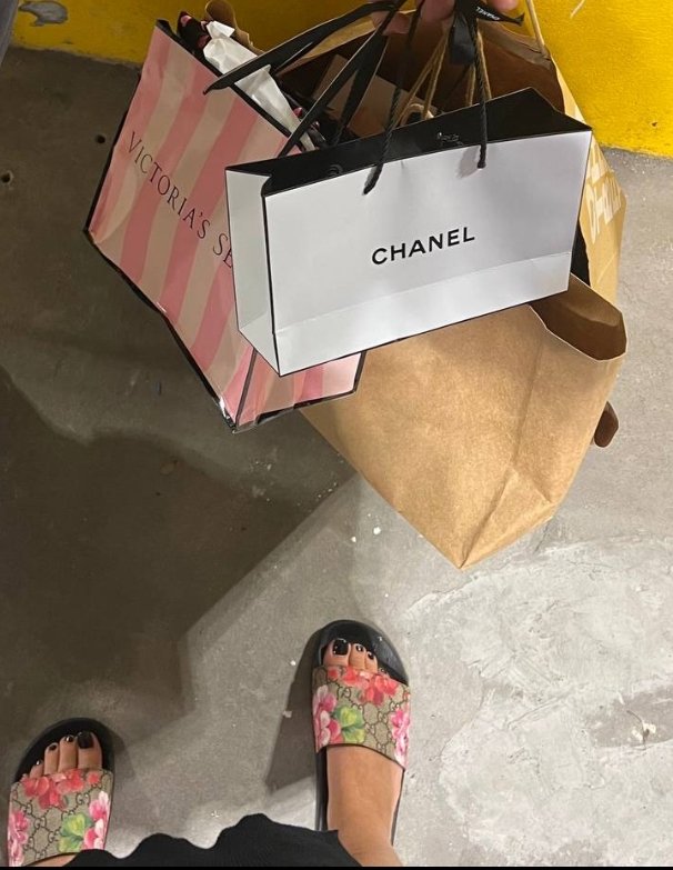 Today I'm shopping with what my damn pigs have given me. Findom fendom humanatm worship goddessfeet paypigs 💵💵💵🧎