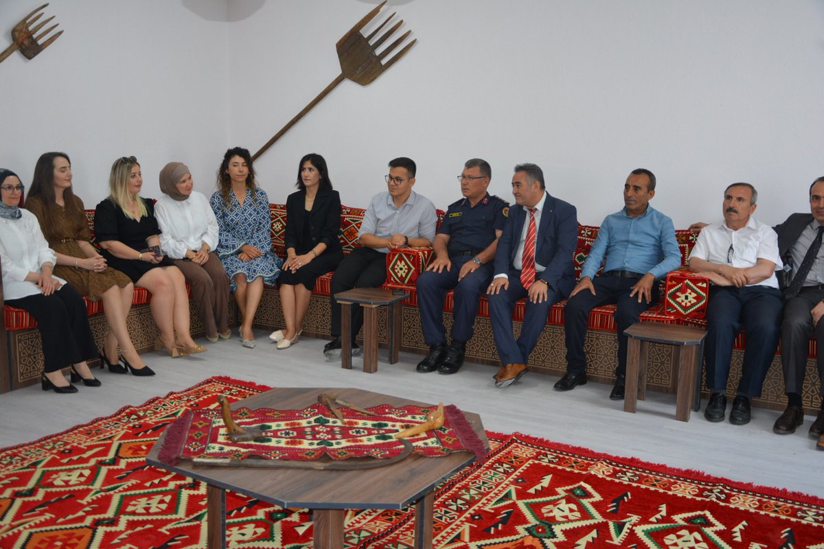 honazhalkegitim's tweet photo. 2025 Hayat Boyu Öğrenme Faaliyetlerine katılımı arttırmayı, öğrenmeyi teşvik eden sanatsal ve kültürel gösteriler içeren Hayat Boyu Öğrenme Haftası sergimizi gerçekleştirdik. https://t.co/rPj82NjLkE