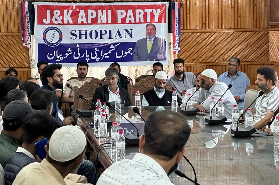 advovaismushtaq's tweet image. Productive day in Shopian with J&K Apni Party team shopian. Raised pressing public concerns and discussed the way forward . #GrassrootsPolitics #JKApniParty
@SMAltafBukhari @Apnipartyonline
@GHMir_ @Rafiahmadmir