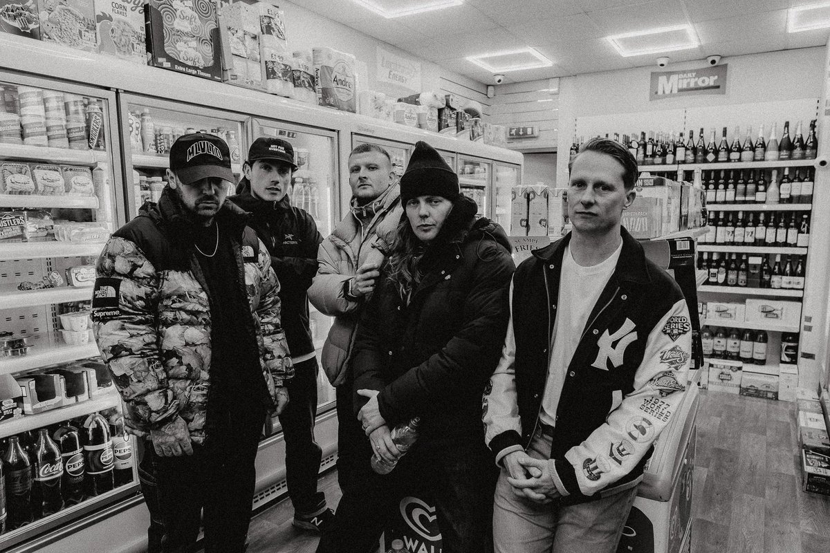 MLVLTDMUSIC's tweet image. “After 5 years of long-distance writing, a billion breakdowns by WhatsApp voice note, 30+ Toby carvery’s and countless hurdles; including switching singer, we want to thank you for your patience”
Desolated’s new full length album Finding Peace is finally out at midnight tonight