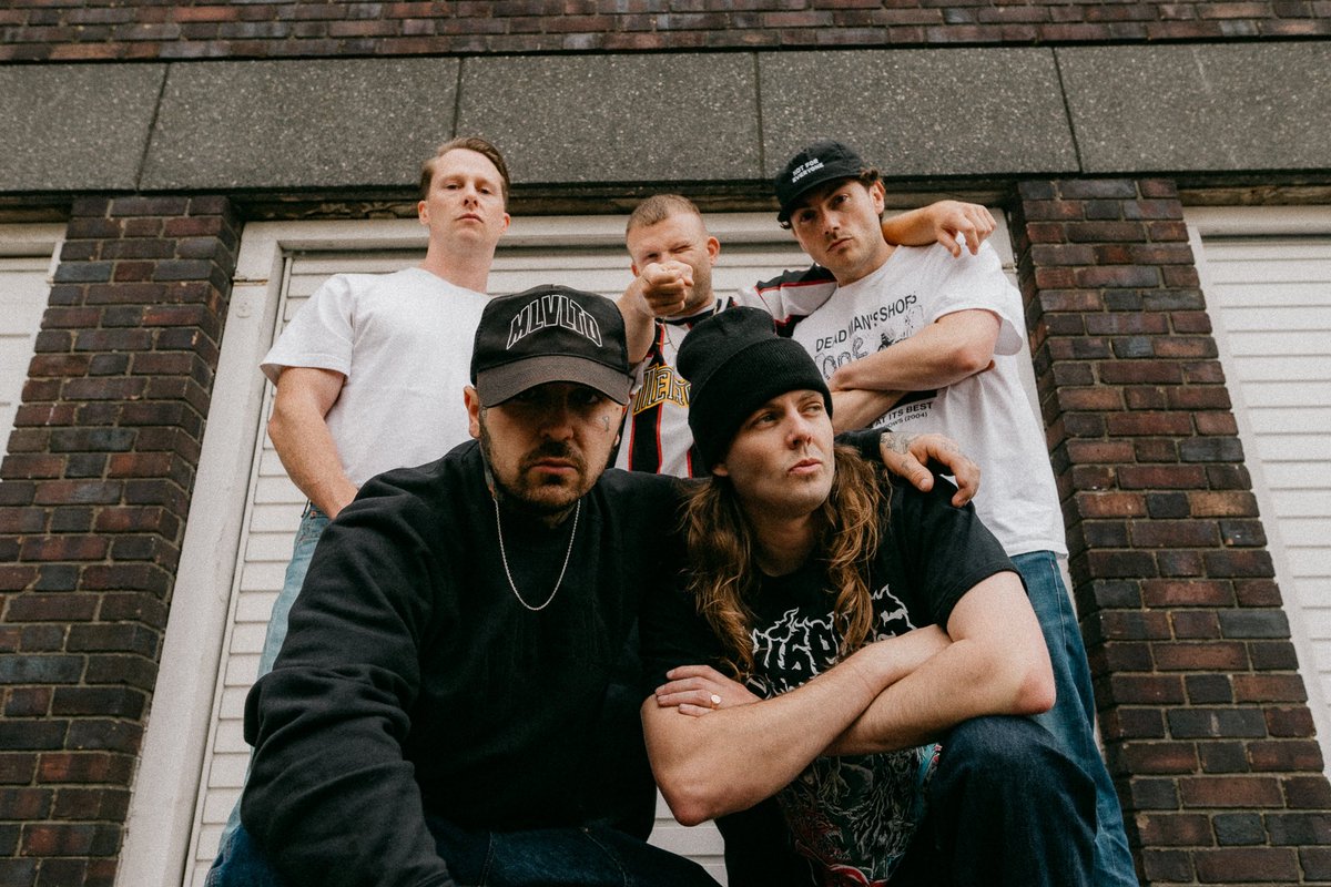 MLVLTDMUSIC's tweet image. “After 5 years of long-distance writing, a billion breakdowns by WhatsApp voice note, 30+ Toby carvery’s and countless hurdles; including switching singer, we want to thank you for your patience”
Desolated’s new full length album Finding Peace is finally out at midnight tonight