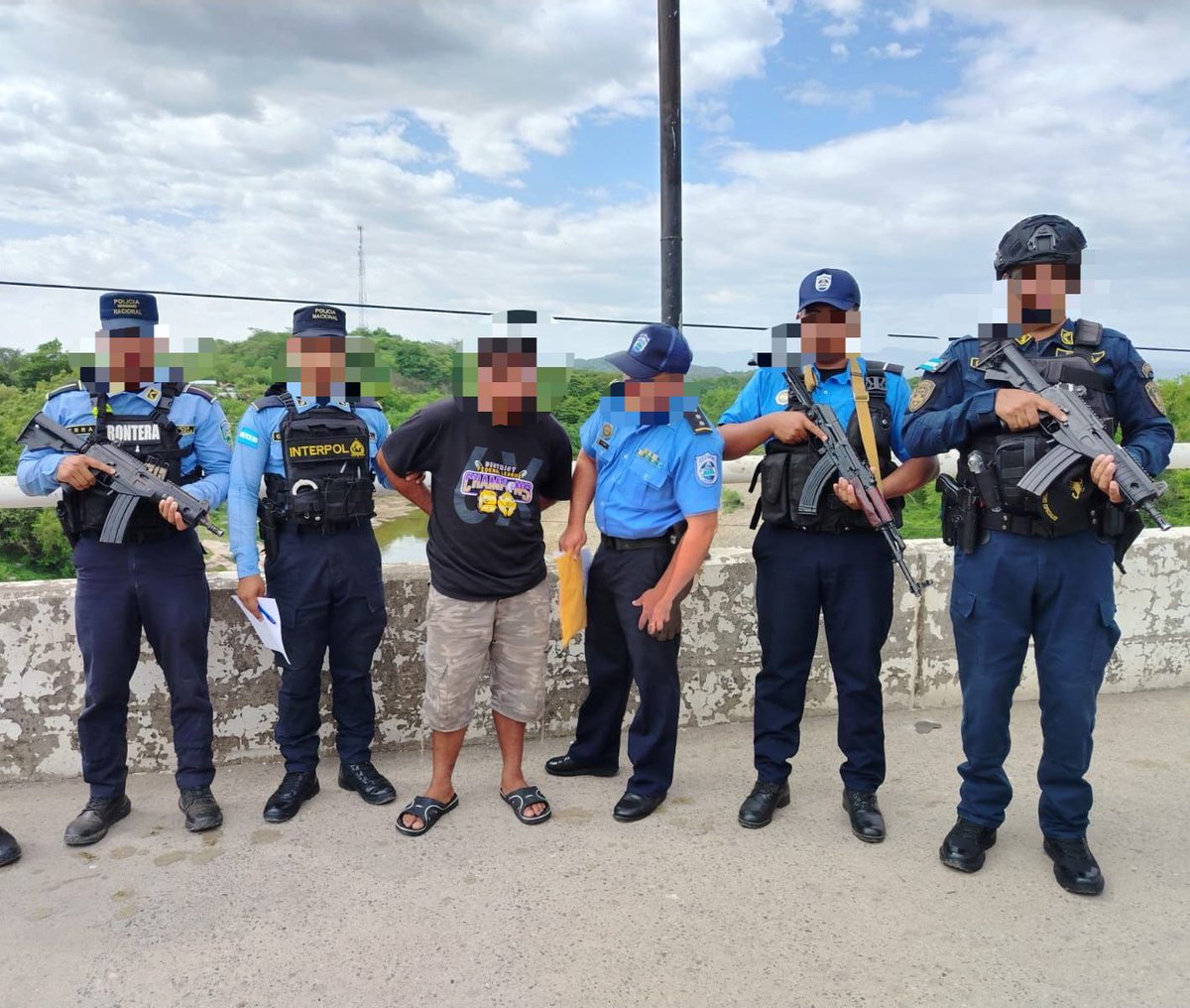 PoliciaHonduras's tweet photo. #ENTREGADO | EL DESESPERADO, MIEMBRO DE LA MS-13 FUE RECIBIDO POR AUTORIDADES SALVADOREÑAS EN UNA COOPEACIÓN CON HONDURAS. 

El sospechoso cuenta con una orden de captura  del Juzgado Especializado de Instrucción de San Miguel, de enero de 2022
@hegusave @MartinezMadrid_ https://t.co/Q7NWxmDJK1