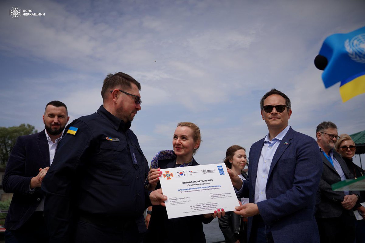 Paul Ballantyne (@nzinwarsaw) on Twitter photo NZ is committed to helping address the long term consequences of war in Ukraine.
By supporting underwater demining alongside our partners, we aim to help communities rebuild with greater confidence and security.
🇳🇿🤝🇺🇦
<a href="/AmbVasyl/">Vasyl Myroshnychenko</a>
<a href="/UNDPUkraine/">UNDP Ukraine 🇺🇦</a>
<a href="/MFATNZ/">New Zealand Ministry of Foreign Affairs & Trade</a> NZ is committed to helping address the long term consequences of war in Ukraine.
By supporting underwater demining alongside our partners, we aim to help communities rebuild with greater confidence and security.
🇳🇿🤝🇺🇦
<a href="/AmbVasyl/">Vasyl Myroshnychenko</a>
<a href="/UNDPUkraine/">UNDP Ukraine 🇺🇦</a>
<a href="/MFATNZ/">New Zealand Ministry of Foreign Affairs & Trade</a>