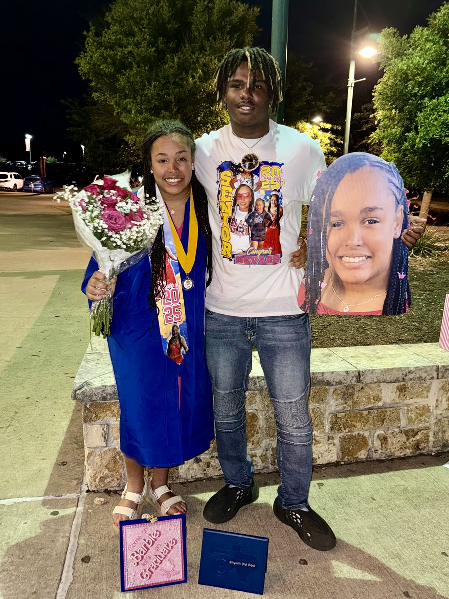 JaivionMartin's tweet image. Congrats to my big sister for graduating. You’ve been cheering for me this whole time, so when it’s your turn, I’m front and center. 🤞🏾Love you