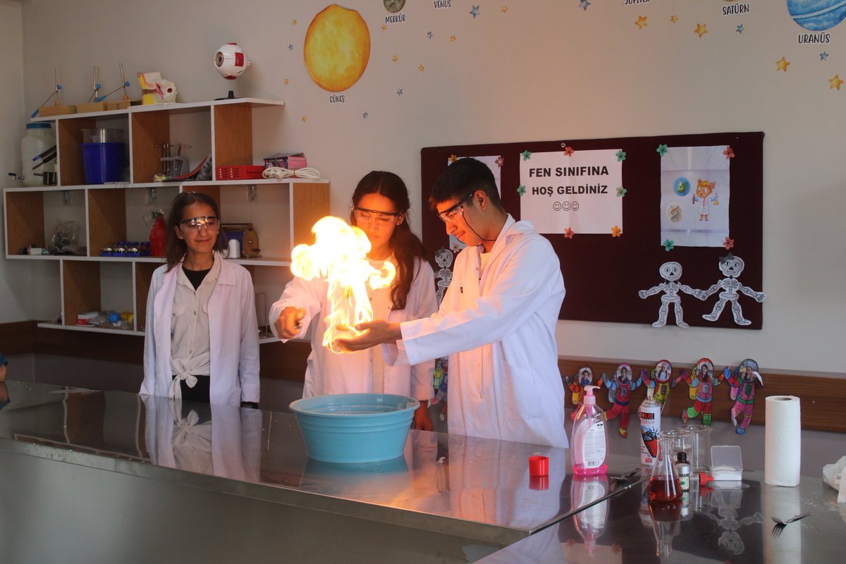 HamurMEM1's tweet photo. 🪐🔬 Kaymakamımız Mehmet Nesip MAHİR, Şehit Polis Yıldırım Günay Ortaokulu'nda Fen Laboratuvarı açılışını gerçekleştirdi. Açılışta öğrenciler tarafından yapılan deneyler büyük beğeni kazandı.
@MNesipMahir @hasan_kokrek @mehmetozmus_ https://t.co/rv4JUxIs1S