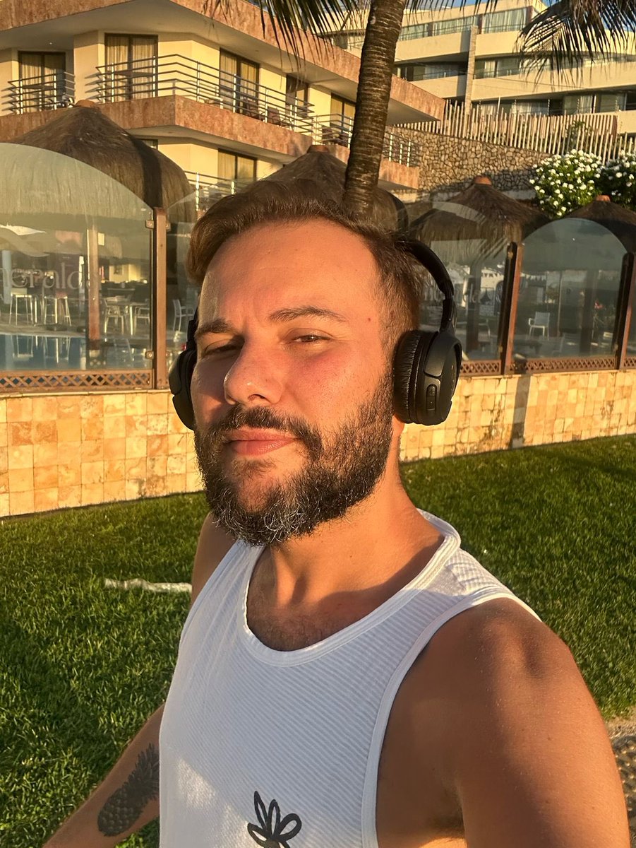 KikoLofrano's tweet photo. @vinivievenci O rosto x o cheiro https://t.co/TlVJ02czXu