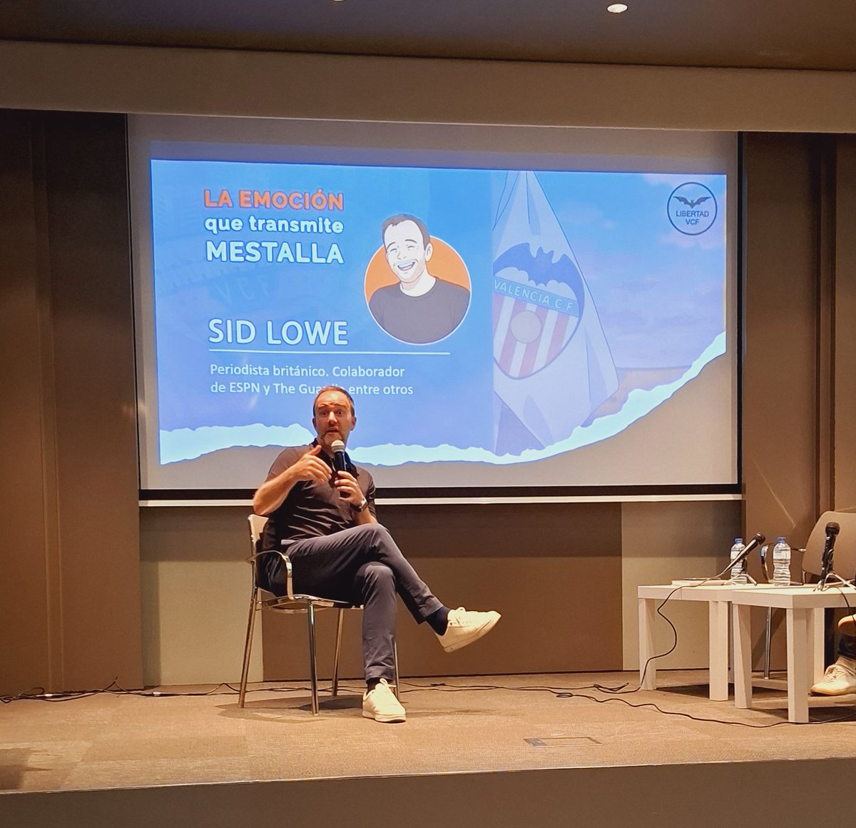 Discurso impecable de <a href="/sidlowe/">Sid Lowe</a> en "Mestalla, el Debate Robado'
"Vosotros que sois valencianistas pensáis  que vuestro campo es único y especial. Yo, que soy londinense lo ratifico: vuestro campo ES ESPECIAL Y ÚNICO "
Gracias Sid. 🦇❤️
#SalvemMestalla