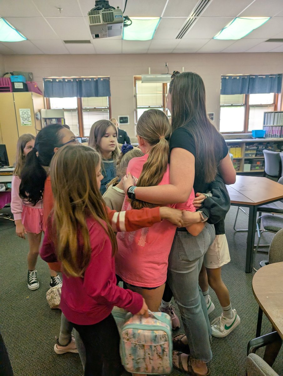 ValliStauffer's tweet image. My daughter Julia came to school on our last day! She's studying to be a HS math teacher! She's got a solid handle on relationships! She's amazing! ❤️
