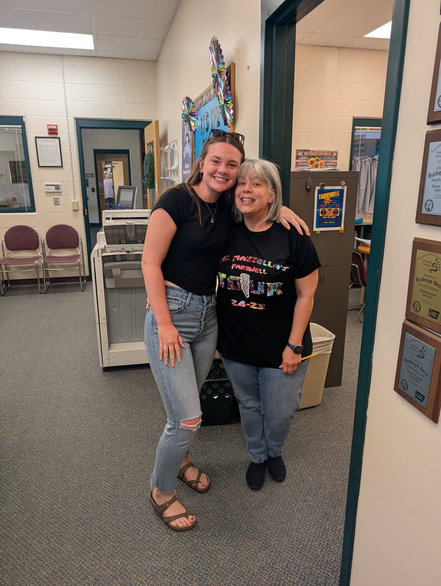 ValliStauffer's tweet image. My daughter Julia came to school on our last day! She's studying to be a HS math teacher! She's got a solid handle on relationships! She's amazing! ❤️