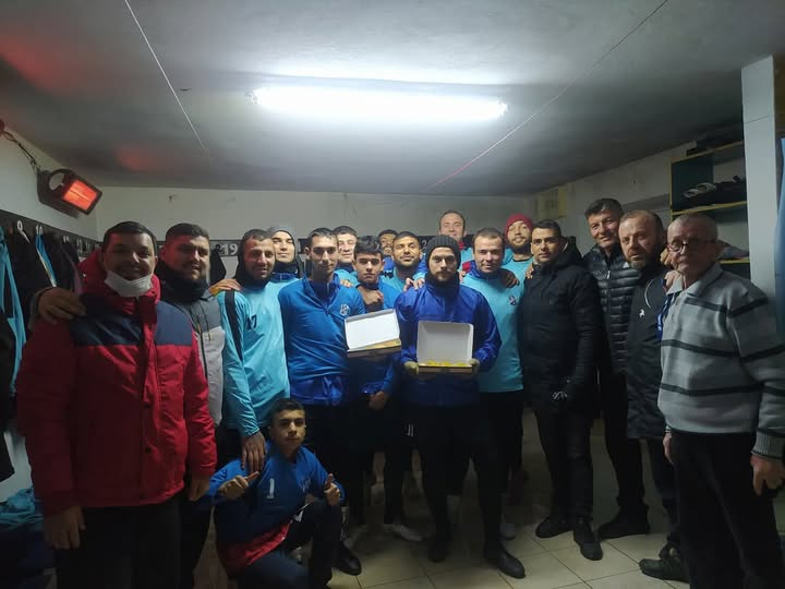 HamdibeySK's tweet photo. 5-5 biten Genç Bahçeli Maçının ardından başkanımız soyunma odasında. https://t.co/6f6raH3Egv
