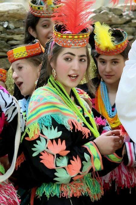 Les Kalash sont un peuple non-musulman de langue indo-aryenne vivant dans le nord du Pakistan.

Ils étaient 100 000 en 1800 et ne sont plus que 4 000 aujourd'hui.

Pourquoi ? L'islam, qui a conquis leur territoire. Massacres, conversions, esclavage. Un peuple parmi tant d'autres