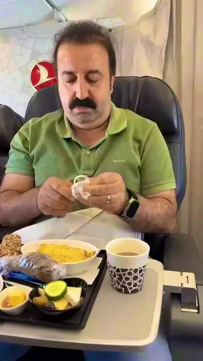 Şırdancı Mehmet gözaltına alındı.
Gerekçe: "Eşini darp etmesi."
Yarın sabah adliye savcısına çıkması bekleniyor.