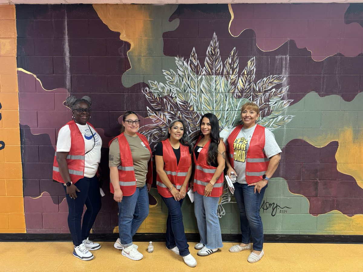 rjester_EDHS's tweet photo. So grateful for our volunteers helping with morning monitoring. We couldnโt do it without our parent volunteers!
@EDAztecs_HS https://t.co/5sMRhQVNCg