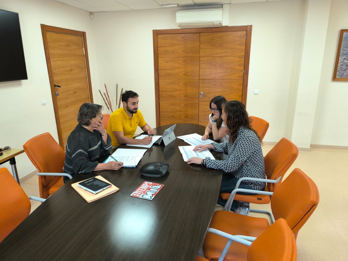 TERRITORI/ El diputat provincial José A. Rodríguez es reuneix amb l'alcaldessa de Masroig (Priorat), Teresa Guerola, i el seu equip per conèixer els projectes del seu municipi i donar-los suport en tot allò que estigui al nostre abast. Seguim treballant pel territori 💪🏻