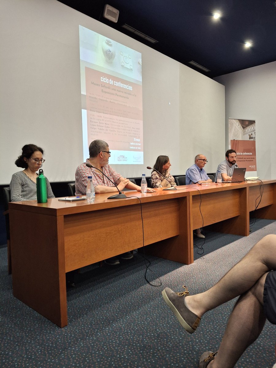Finaliza la jornada de conferencias de esta tarde con la Mesa redonda y el Turno de preguntas.

Gracias por el interés y la asistencia.

<a href="/culturagob/">Ministerio de Cultura</a>  <a href="/fundaciontoledo/">Real Fundación de Toledo</a> #conversos #investigación #hispanojudios #museo #sefarad