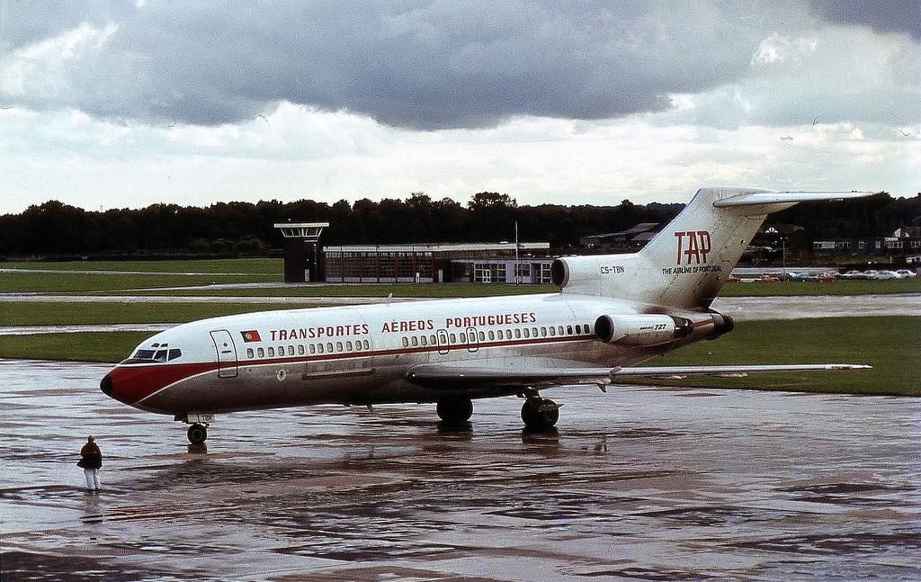 Um leitor teve a gentileza de me enviar esta foto de um Boeing 727-100 da TAP durante uma escala em Manchester. O ano seria 1981 o que significa que eu não estava naquele cockpit por já ter passado para a frota Boeing 707. Além da beleza da imagem o que há a salientar é a