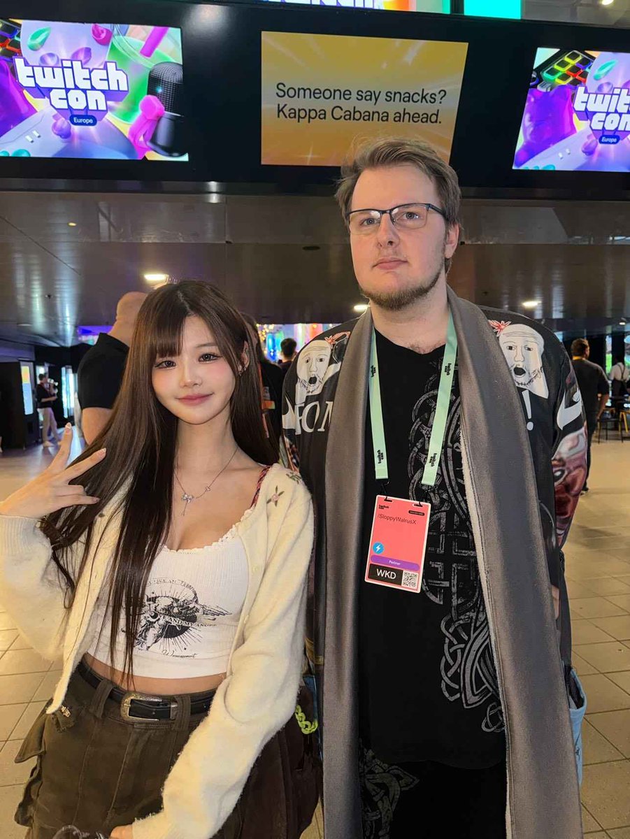 This weekend I will be at Twitch Con Rotterdam💣

Feel free to say hi and take a pic with me like one of my biggest fans in this pic lol😅

You can also ask me to body slam💥

If you can't attend, do not problem! I will do IRL streams walking around the venue👍

#TwitchConEU