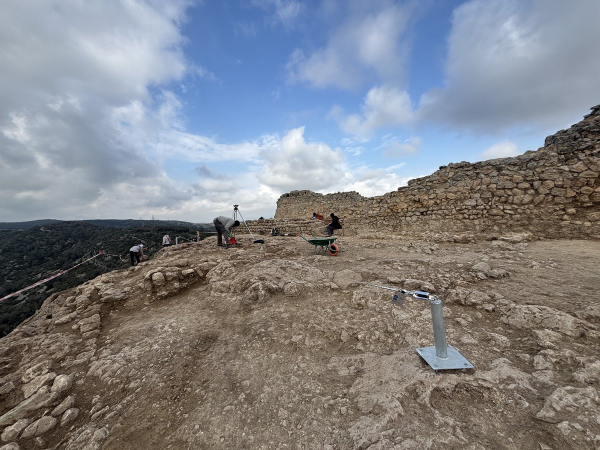 ⛏️ Finalitzada la primera fase de les obres al castell d’#Olèrdola!
Iniciem ara la restauració i consolidació d’una de les estructures més emblemàtiques de la civitas altmedieval.

La silueta sobre la muntanya de Sant Miquel torna a prendre forma.