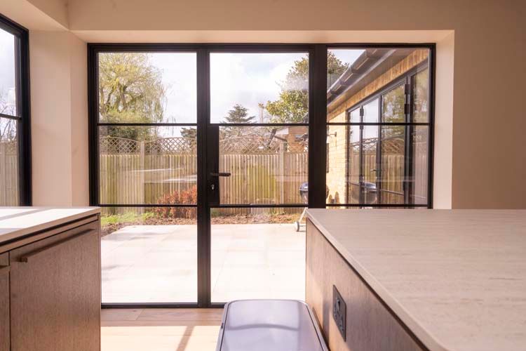 Latest Project: These striking ultra-slim black steel-look windows and doors have added an industrial vibe to this stunning wrap-around extension at a detached property in Hurst, Reading. shorturl.at/ppvhy