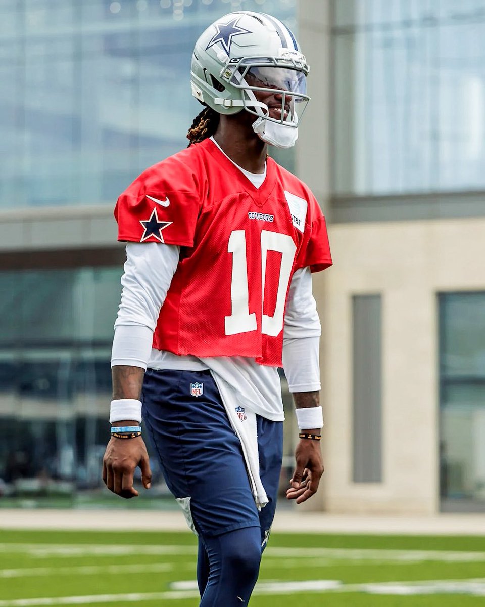 blitzfits's tweet image. Joe Milton III rocking the cropped jersey at OTAs… tough💧
📸: @dallascowboys