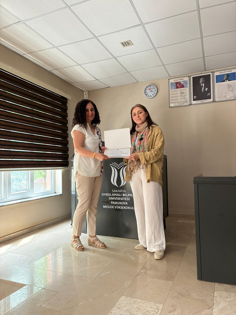 Yüksekokulumuzda SUBÜ-KAM Aile Yılı Eğitimleri kapsamında bilgilendirme etkinliği düzenlendi. Sosyolog Elif SOYLU AZAP öğrencilerimize yönelik bir sunum gerçekleştirdi.
Etkinlik sonunda, katkılarından dolayı teşekkür belgesi, Öğr. Gör. Dr. Yeliz PARLAK tarafından takdim edildi.