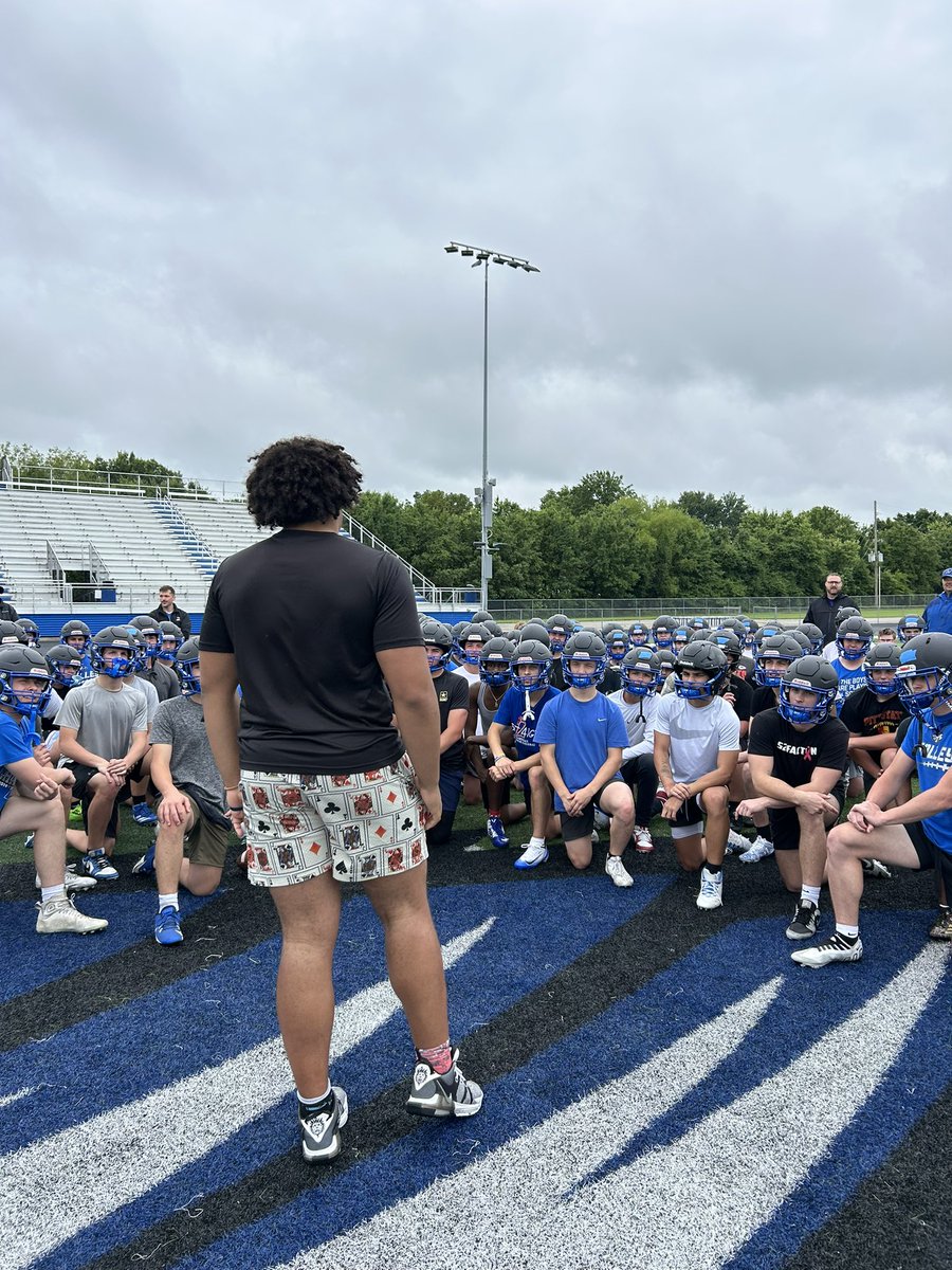 GVEagleFootball's tweet image. Mini Camp 2/5 ✅
Hunter Newsom
Stylz Blackmon
Two alumni came back to help and support, showing their respect for the team and school.
Hunter and Stylz shared their story and talked about doing the littles things and enjoying the process.
Thank you Eagles.
#All4one #Family