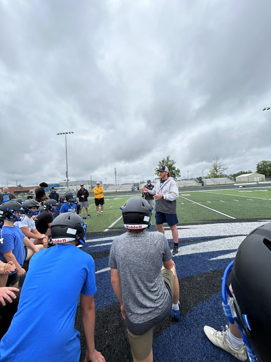 GVEagleFootball's tweet image. Mini Camp 2/5 ✅
Hunter Newsom
Stylz Blackmon
Two alumni came back to help and support, showing their respect for the team and school.
Hunter and Stylz shared their story and talked about doing the littles things and enjoying the process.
Thank you Eagles.
#All4one #Family