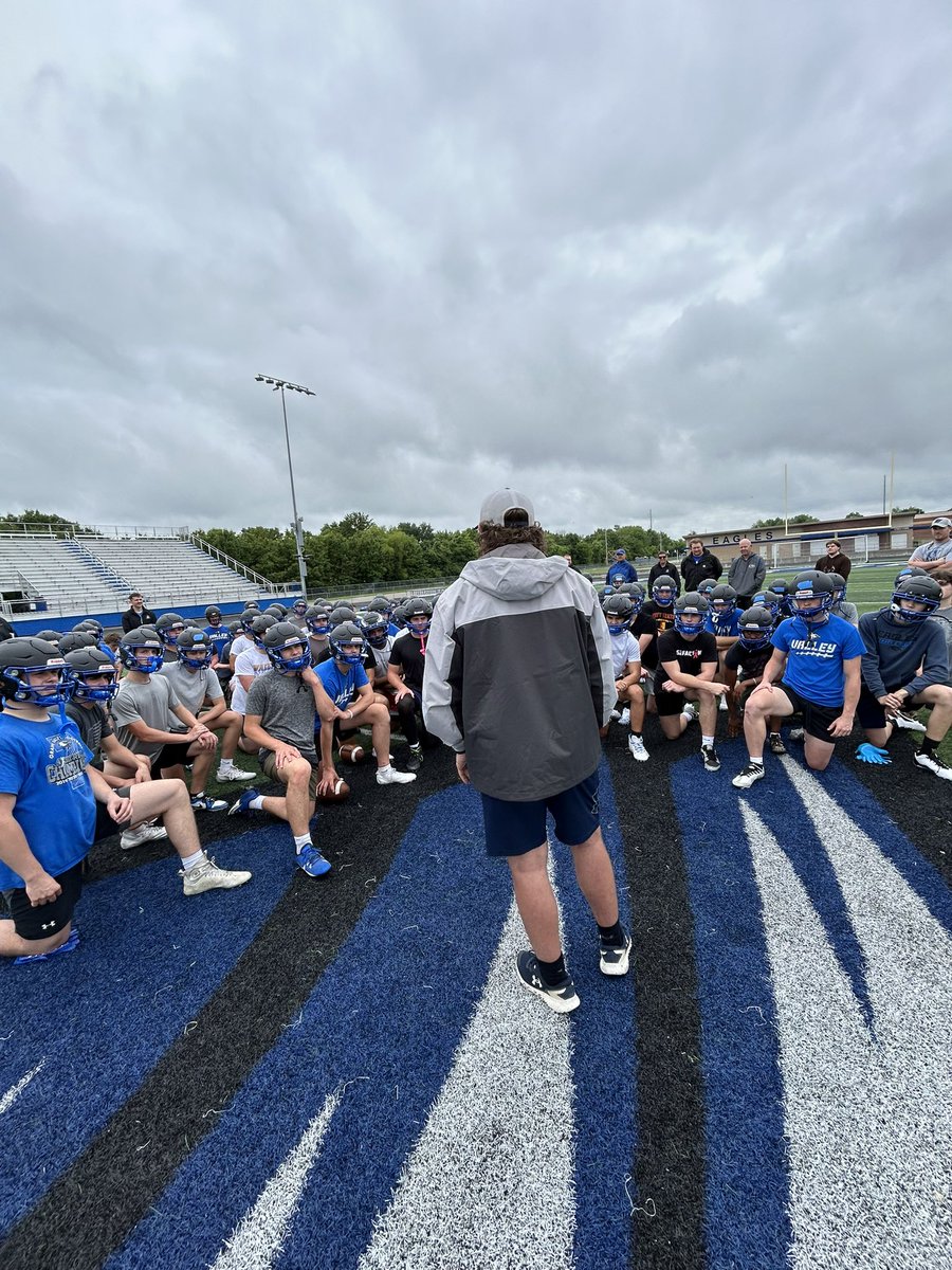 GVEagleFootball's tweet image. Mini Camp 2/5 ✅
Hunter Newsom
Stylz Blackmon
Two alumni came back to help and support, showing their respect for the team and school.
Hunter and Stylz shared their story and talked about doing the littles things and enjoying the process.
Thank you Eagles.
#All4one #Family