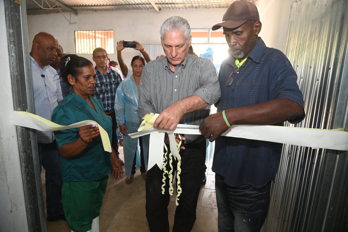 PresidenciaCuba's tweet photo. ✂️| Durante la visita, el mandatario cortó la cinta que dejó inaugurada la pequeña industria, y llamó a aprovechar todos los residuos de las cosechas y no parar, diversificándose en la medida de lo posible, para hacer sostenible las producciones. https://t.co/ieUZYq3b7p