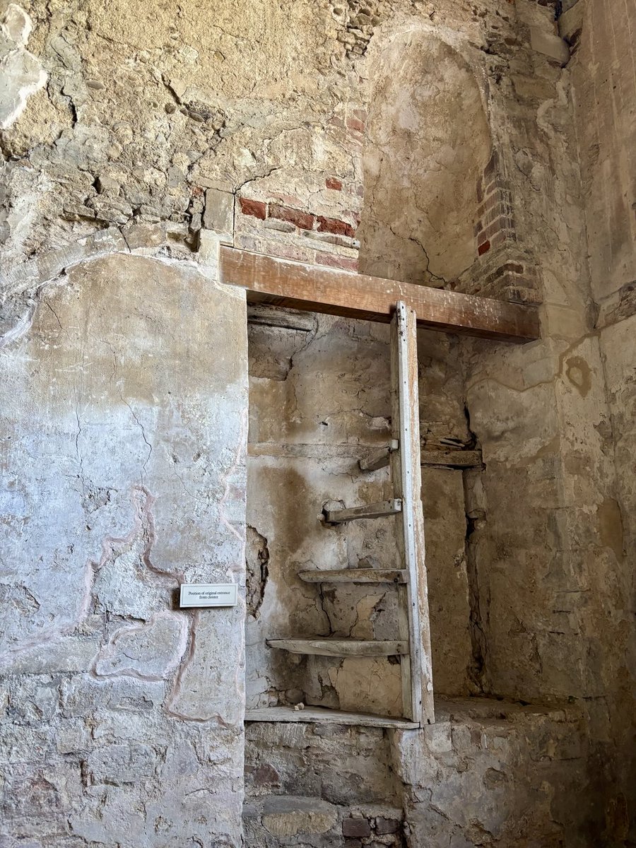 One of the many complexities of beautiful Bushmead Priory, Bedfordshire…here, the skeleton of a disused staircase and alcove/niche 😍