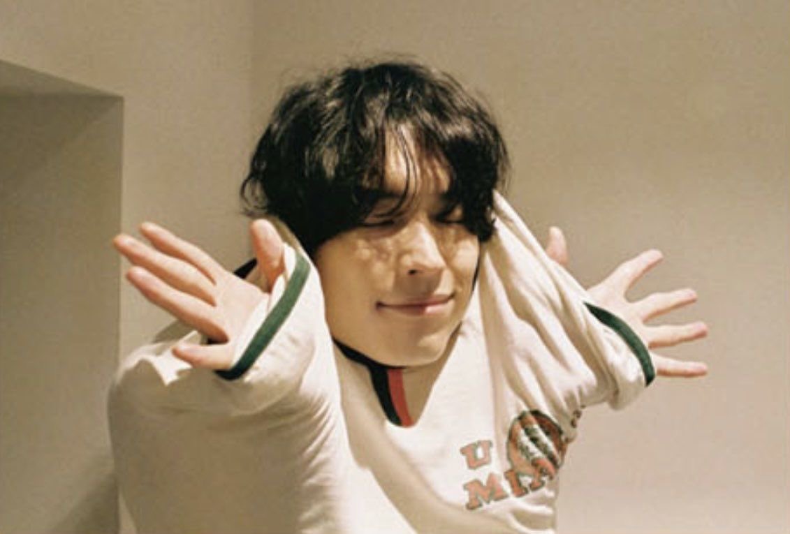 あまりに仕事疲れすぎてデートする気力もLINE返信する気力もなくて食欲も全くなく屍のように家に帰ったら松村北斗が猫と戯れてて私はそれをぼーーーっと何時間も眺めていたいし「よく頑張ったね、おかえり」って抱きしめられてそのまま失神してご臨終したい