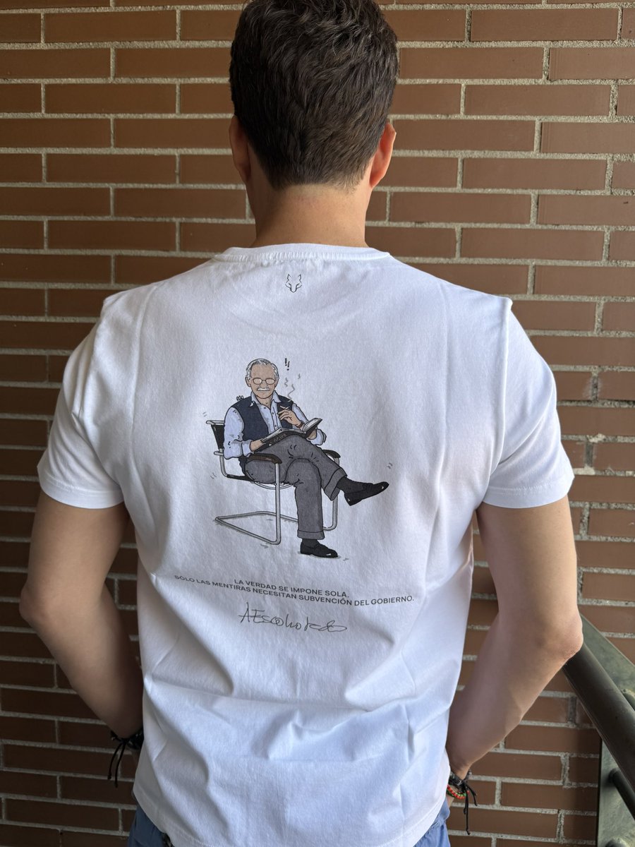 Gustavo Martínez (@gustavobolsa) on Twitter photo Muchas gracias a <a href="/juanrallo/">Juan Ramón Rallo</a> por esta camiseta de Laissez Faire con un dibujo del maestro <a href="/AEscohotado/">Antonio Escohotado (In Memoriam)</a> en la parte de la espalda.
El tejido es de mucha calidad y lo que simboliza ni os cuento,
Sin duda, recomiendo su compra. Muchas gracias a <a href="/juanrallo/">Juan Ramón Rallo</a> por esta camiseta de Laissez Faire con un dibujo del maestro <a href="/AEscohotado/">Antonio Escohotado (In Memoriam)</a> en la parte de la espalda.
El tejido es de mucha calidad y lo que simboliza ni os cuento,
Sin duda, recomiendo su compra.