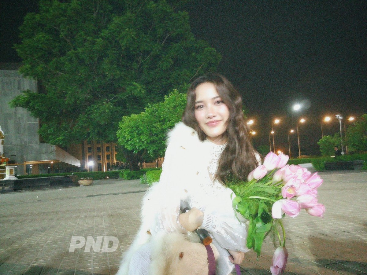 dnpdnop's tweet photo. เป็นการถ่ายรูปที่มือสั่นที่สุดในชีวิต 
ใครจะไปคิดว่าจะได้ถ่ายพี่ฟรีนใกล้ขนาดนี้ 
และดูพี่ฟรีนยิ้มดิ จะบ้าาาา🫠

#srchafreen #FreenSarocha https://t.co/bQlCI16KCo
