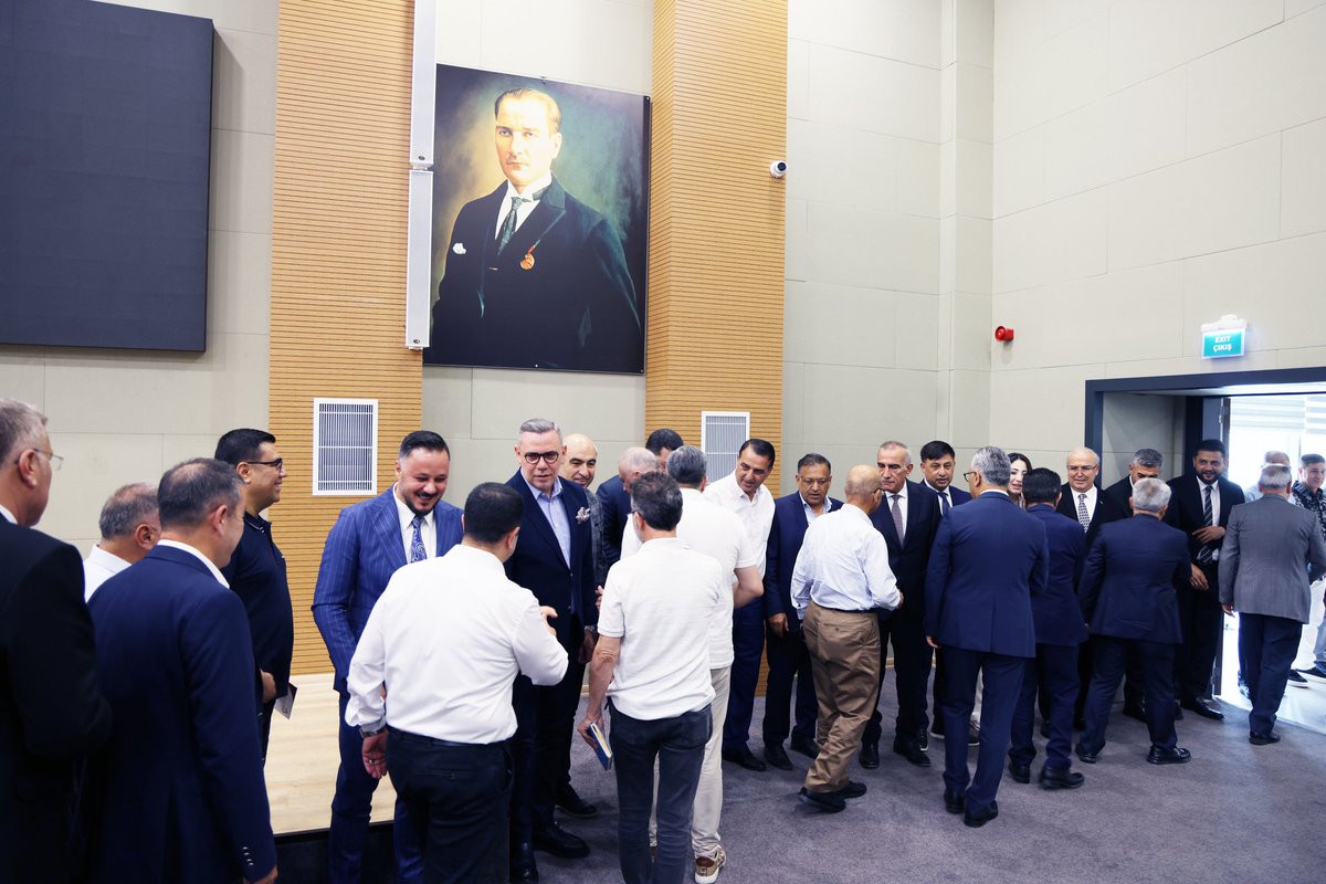 Odamız Meclis Toplantısının ardından, Yönetim Kurulu ve Meclis Üyelerimizin katılımıyla bayramlaşma merasimi gerçekleştirildi.

Birlik ve beraberliğimizin daim olduğu mutlu bayramlar diliyoruz.

#AdanaTicaretOdası
#KurbanBayramı