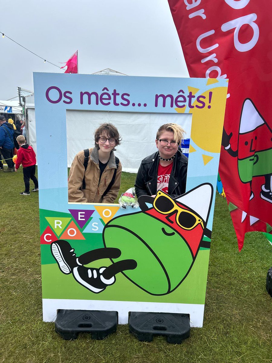 Today staff, volunteers and members of our #LGBTQIA+ Youth group headed to the  Eisteddfod yr Urdd 🏴󠁧󠁢󠁷󠁬󠁳󠁿 

We’ve had lots of fun and it was a great opportunity to see the house our group decorated along with the other amazing designs! 🎨 

#YMCA