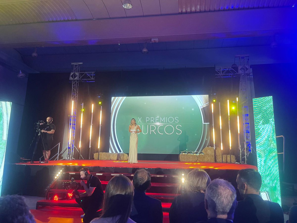 SyngentaES's tweet photo. Comienzan los #PremiosSurco de @cyltv y @SurcosCyLTV donde Syngenta tiene el honor de ser patrocinador desde el inicio de este proyecto. 

El Oscar del Campo de la innovación lo entrega nuestra compañera Virginia Vega 👏 https://t.co/A1tyxNYH1J