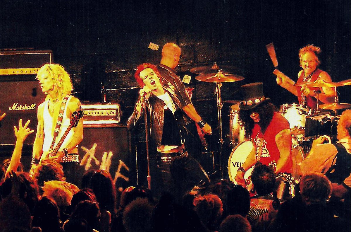 DuffMckaganArg's tweet photo. #VelvetRevolver performing live during the filming of the Fall To Pieces music video. Starwood, Los Angeles, USA ๐บ๐ธ 2004.
Credits to the owner ๐ธ
#DuffMcKagan #VelvetRevolver #FallToPieces #Contraband #Backstage #DuffMckaganArgentina #Bass #Bassist #Videoclip #Punk #Rock #Music https://t.co/qF1NDI9pJx
