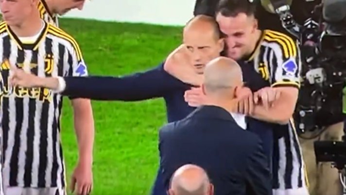 #Giuntoli in un anno ha cacciato uno tra gli allenatori più vincenti della storia della #Juventus dopo averlo boicottato per 6 mesi. Ha dilapidato il tesoretto NextGen, ha preso un allenatore mediocre, ha fatto un mercato disastroso, ha cacciato i senatori.
Qualcuno aveva già