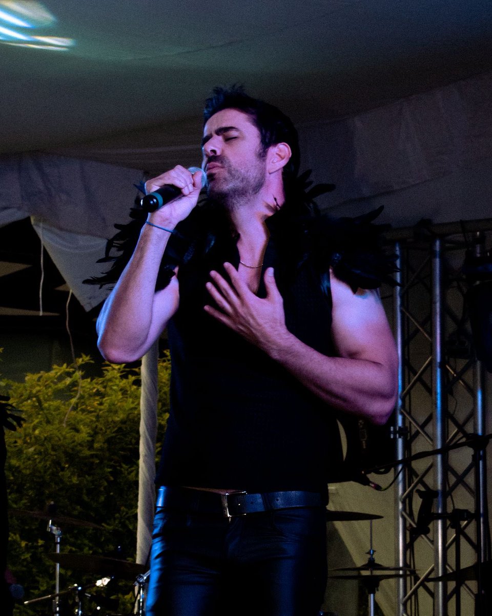 Pasaré a un estado inconveniente de éxtasis por ti, recorriendo a besos cada palmo en mi… 
#ROMStar #SomosSoloUno #Concierto #Polyforum #Music #GroupMusic #Pop