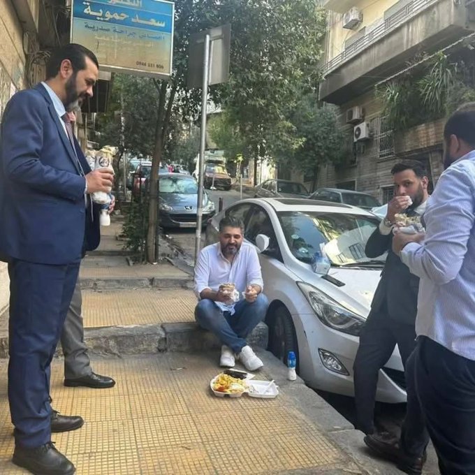 info_partyofgod's tweet photo. 🟨A new culture of Islamic governance is rising in #Syria under the leadership of @SyPresidency : 

🟢The minister and his colleagues eating on the sidewalks similar to the ordinary individuals! A forgotten tradition initiated by prophet Muhammad and his companions! https://t.co/HroAfdWOx0