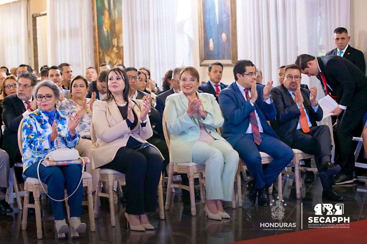 SECAPPH's tweet photo. #SECAPPHInforma | ¡Gobierno de Honduras, reconoce la labor periodística! 🙌🏼✍🏼

La presidenta @XiomaraCastroZ , junto a su Gabinete de Estado, incluyendo a nuestra ministra @avo_anna, realizó la entrega de los Premios Periodísticos "𝗠𝗮́𝗿𝘁𝗶𝗿𝗲𝘀 𝗱𝗲 𝗹𝗮 𝗥𝗲𝘀𝗶𝘀𝘁𝗲𝗻𝗰𝗶𝗮", que reconoce la valentía y entrega de periodistas que no callaron y alzaron su voz con la verdad en favor del pueblo 🎤📰

Desde la SECAPPH felicitamos a la y los periodistas que fueron reconocidos por su labor 🙌🏼📰

#SECAPPH #XiomaraSíCumple #MártiresdelaResistencia #Honduras #Periodismo