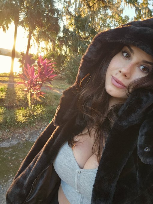 Watch Chloe Lamb's leaked NSFW photo on TwXstars