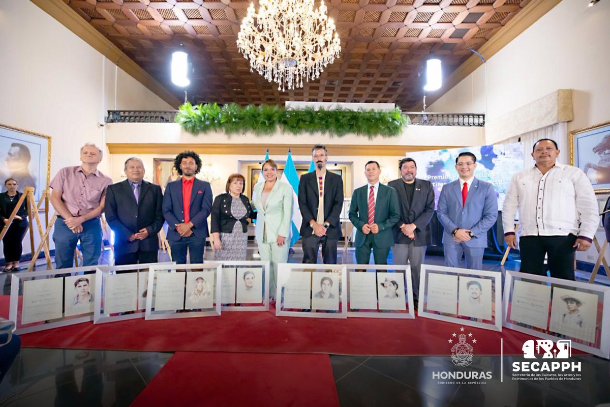 SECAPPH's tweet photo. #SECAPPHInforma | ¡Gobierno de Honduras, reconoce la labor periodística! 🙌🏼✍🏼

La presidenta @XiomaraCastroZ , junto a su Gabinete de Estado, incluyendo a nuestra ministra @avo_anna, realizó la entrega de los Premios Periodísticos "𝗠𝗮́𝗿𝘁𝗶𝗿𝗲𝘀 𝗱𝗲 𝗹𝗮 𝗥𝗲𝘀𝗶𝘀𝘁𝗲𝗻𝗰𝗶𝗮", que reconoce la valentía y entrega de periodistas que no callaron y alzaron su voz con la verdad en favor del pueblo 🎤📰

Desde la SECAPPH felicitamos a la y los periodistas que fueron reconocidos por su labor 🙌🏼📰

#SECAPPH #XiomaraSíCumple #MártiresdelaResistencia #Honduras #Periodismo